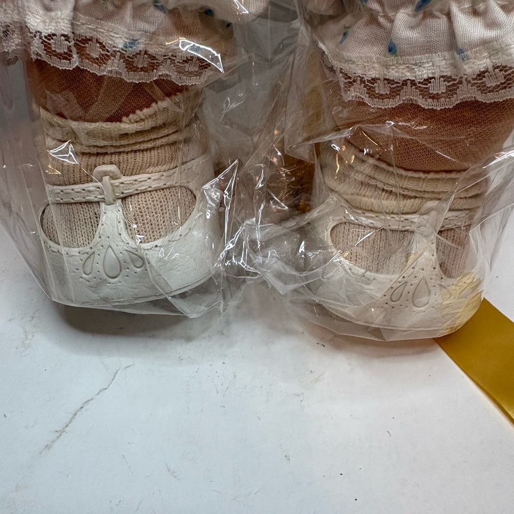 Adorable cabbage patch kidsDoll with Brown Hair and Cream Outfit - Picture 3 of 5